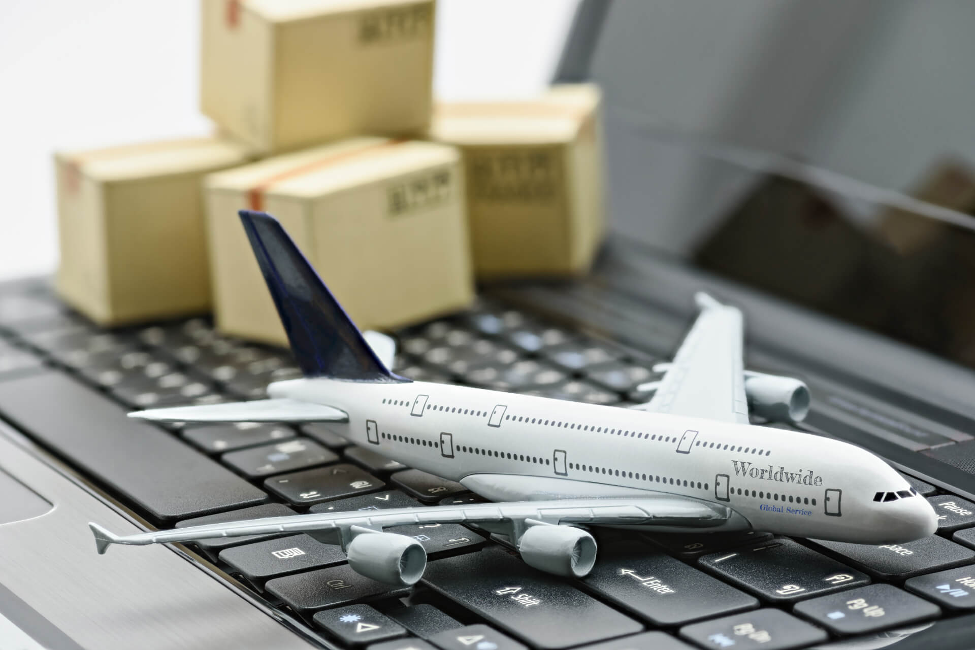 Air_Freight_Forwarder_laptop_plane_boxes